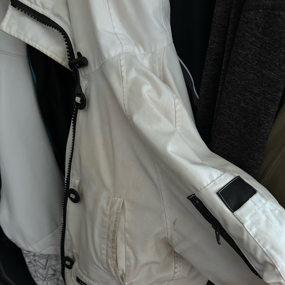 Canada goose chilliwack bomber, good used condition, no rips or stains - Picture 2 of 4